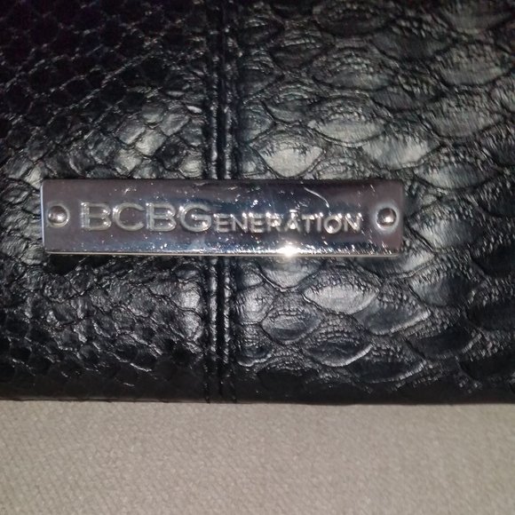 BCBGeneration black faux snakeskin clutch/envelope bag  NWOT - Picture 3 of 4
